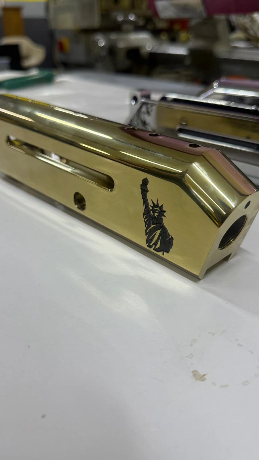 Altın renkli metal ürün