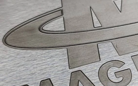 Metal yüzeyde logo ve çizgi detayı
