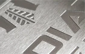 Fırçalı metal yüzeyde logo detayı