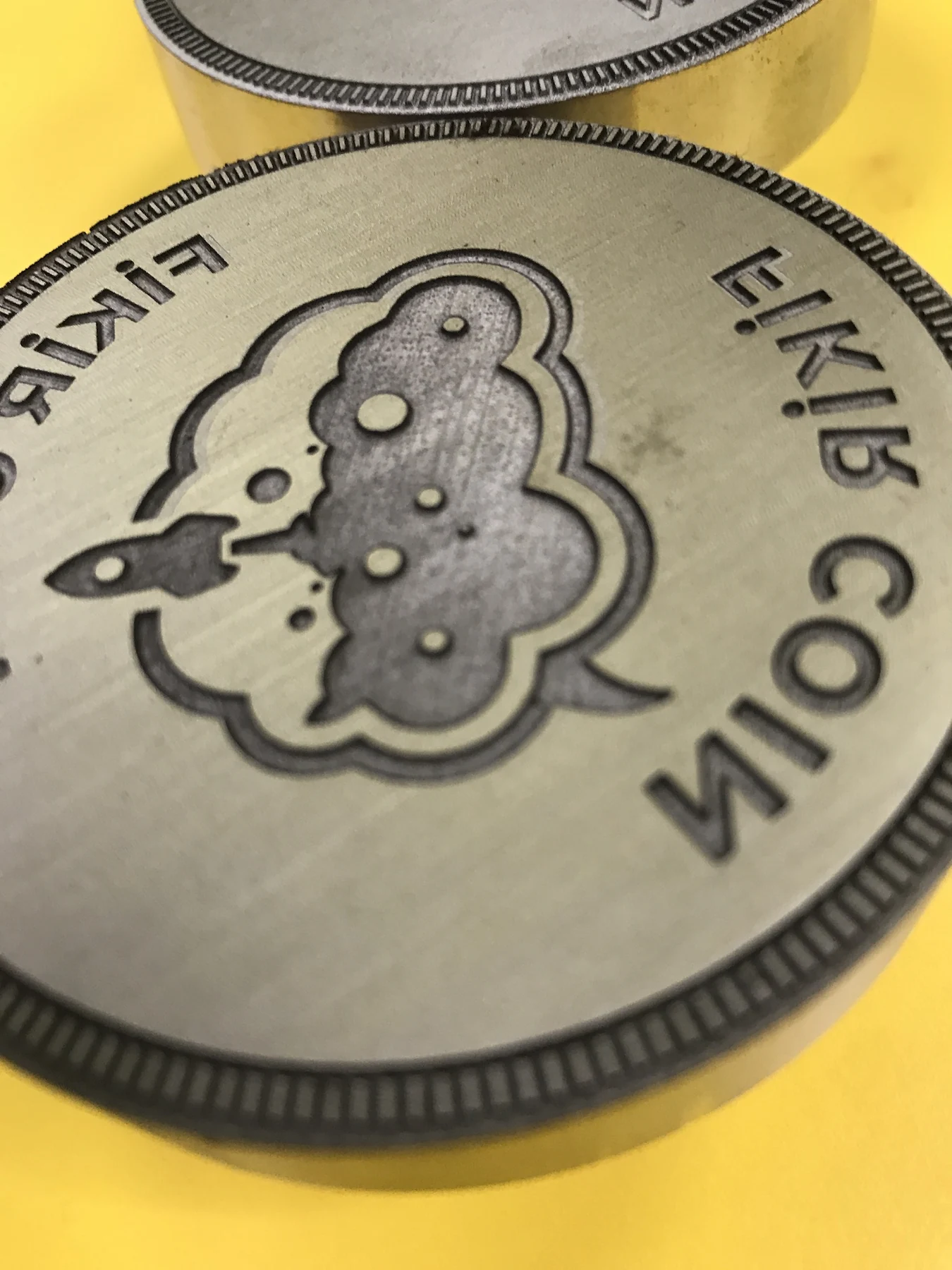 Metal kapakta desen ve logo