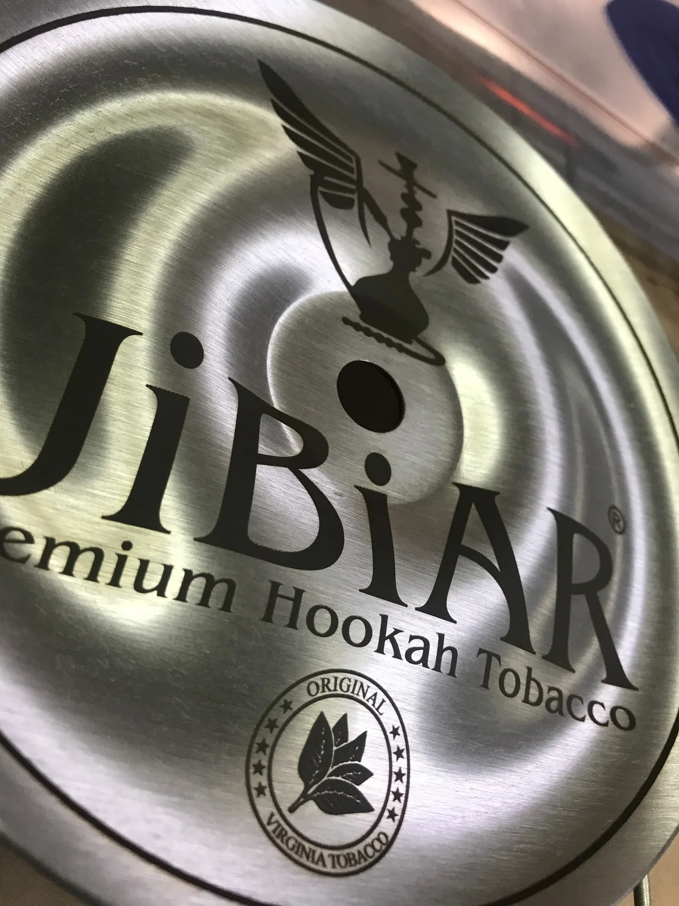 Metal ürün yüzeyinde logo