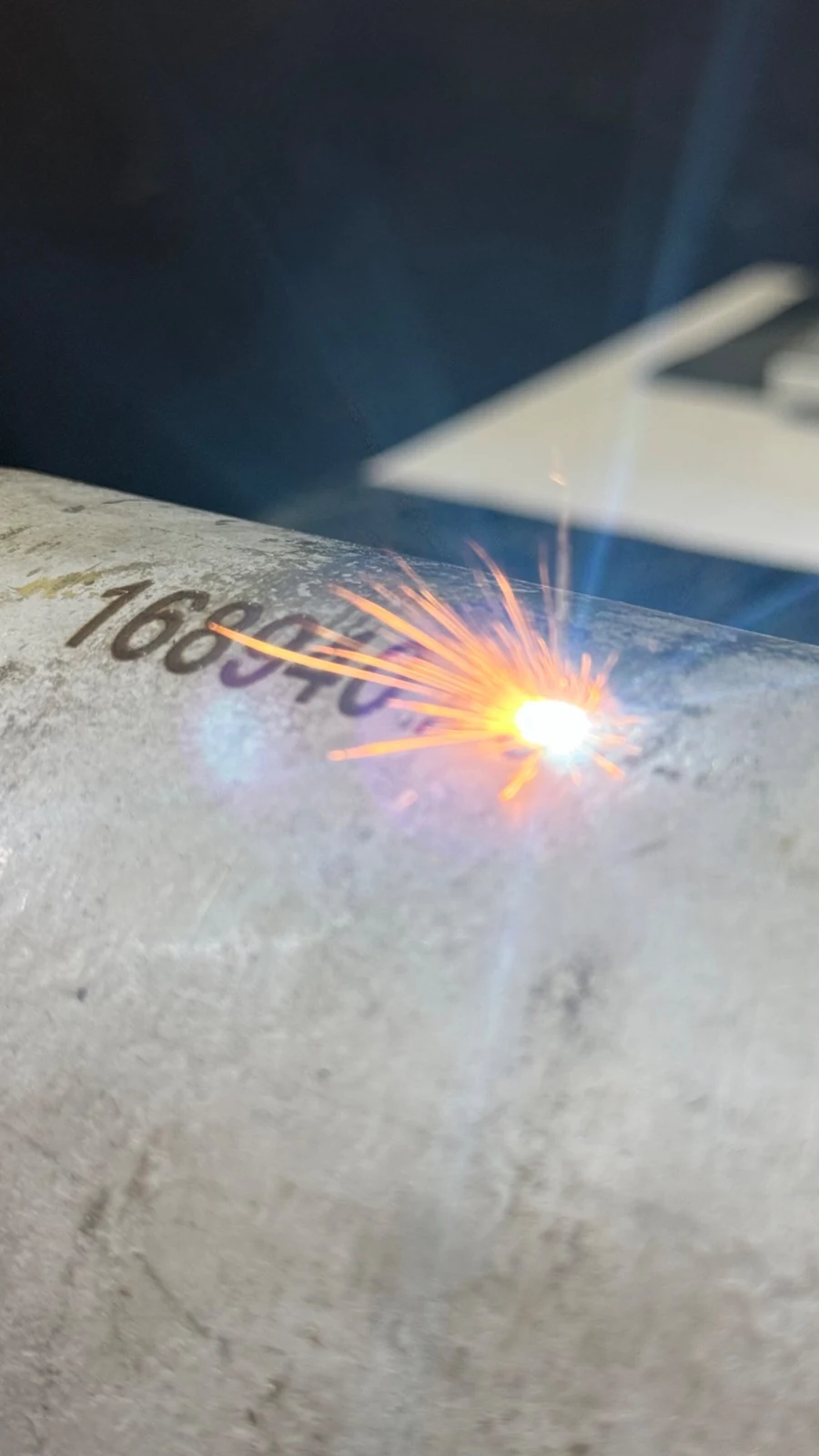 Metal yüzeyde lazer işlemi