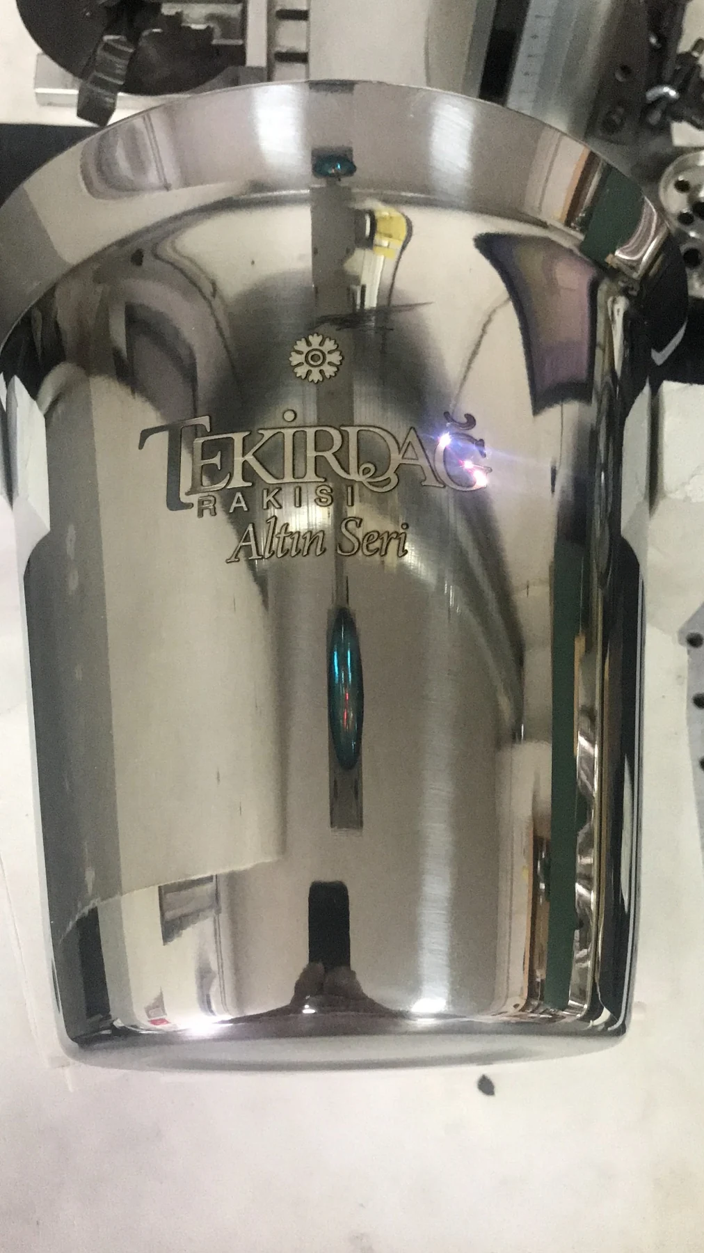 Parlak metal ürün üzerinde logo