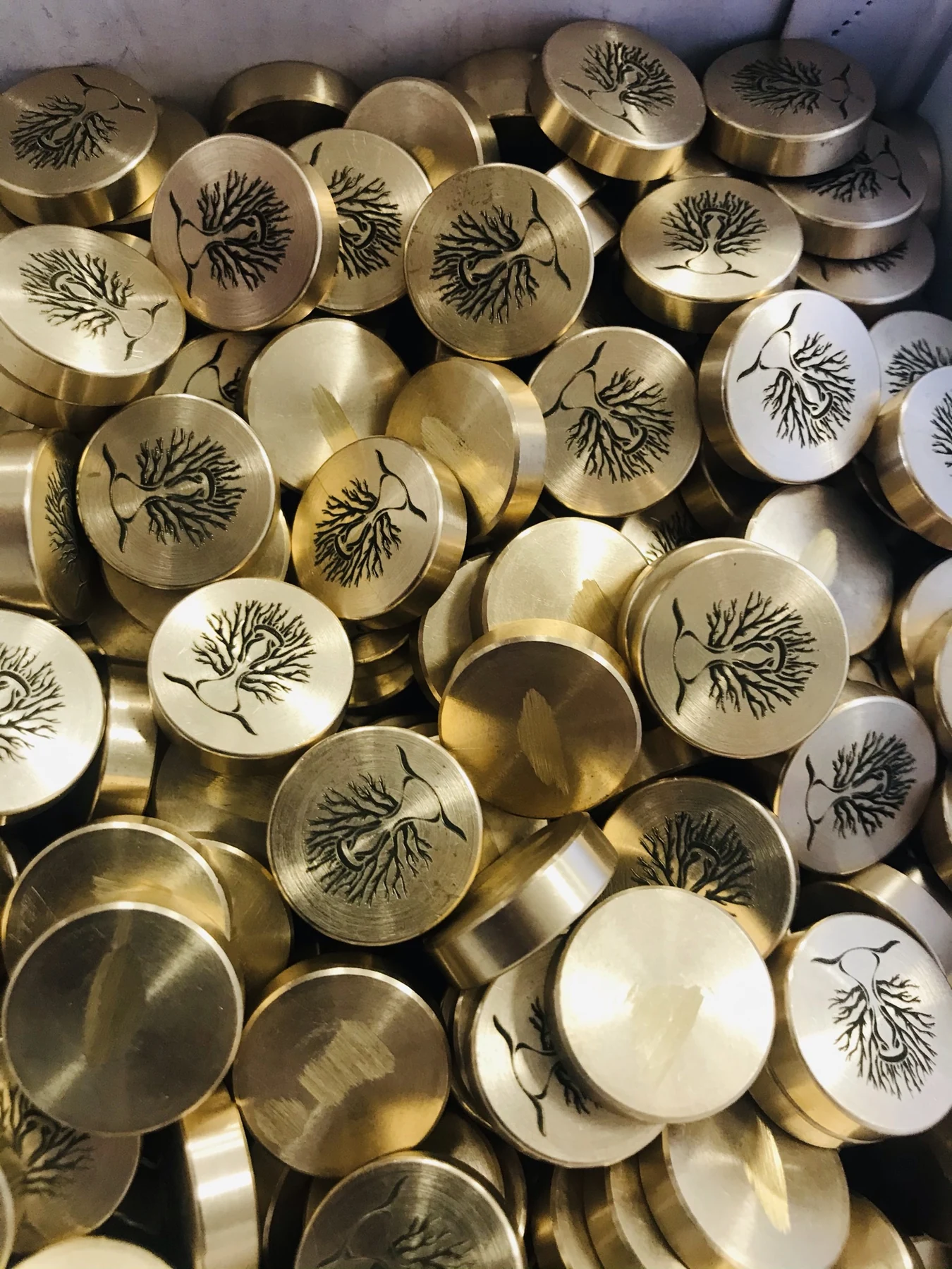 Yuvarlak metalde desen markalama